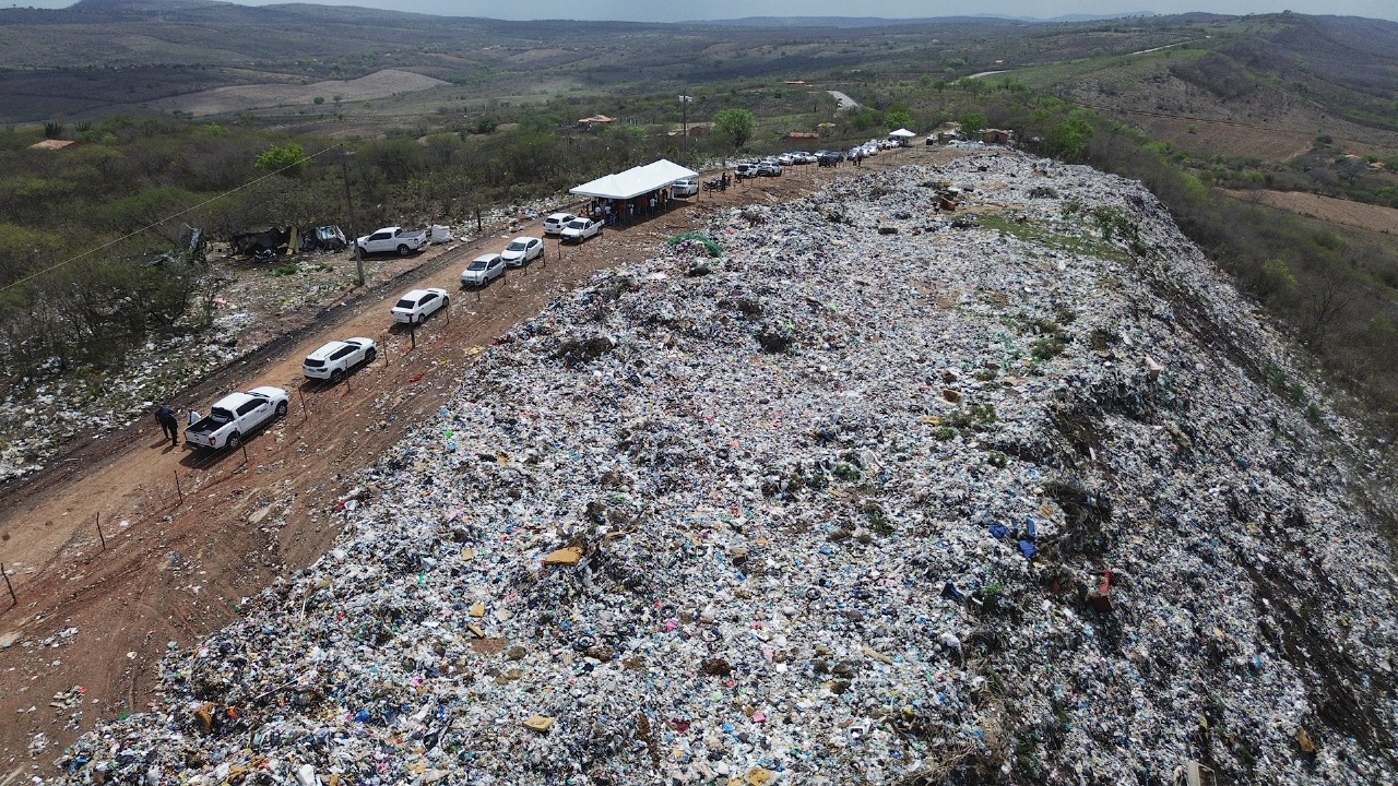 LIXÃO PORTO DA FOLHA (2).jpg
